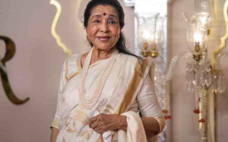 Singing legend Asha Bhosle dies at 92